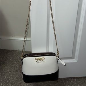 Super Cute Crossbody! Gold Chain Detail Strap !